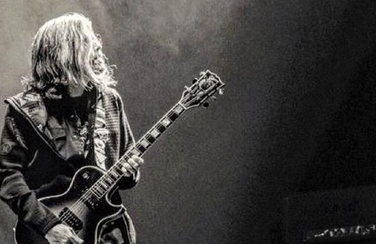Tool Guitarist Explains “No Phones” Policy At Shows