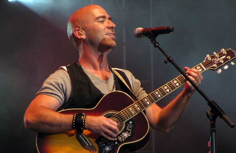 Live Frontman Fires Guitarist & Says He Is In Control Of Band