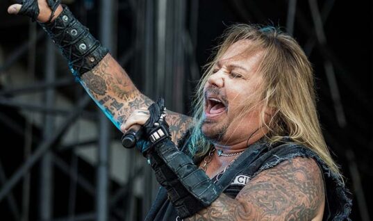 Mötley Crüe’s Vince Neil Clearly Caught Lip-Syncing (w/Video)