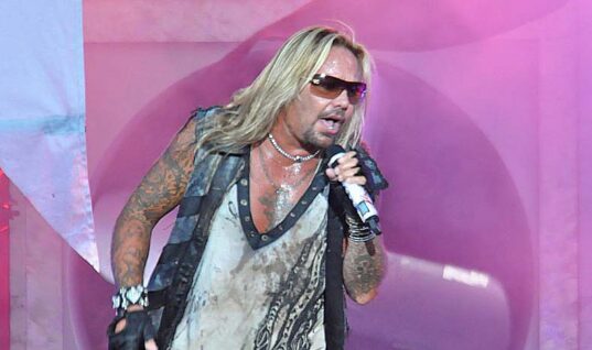 Fans Defend Vince Neil For Reading Lyrics Off Of Teleprompter