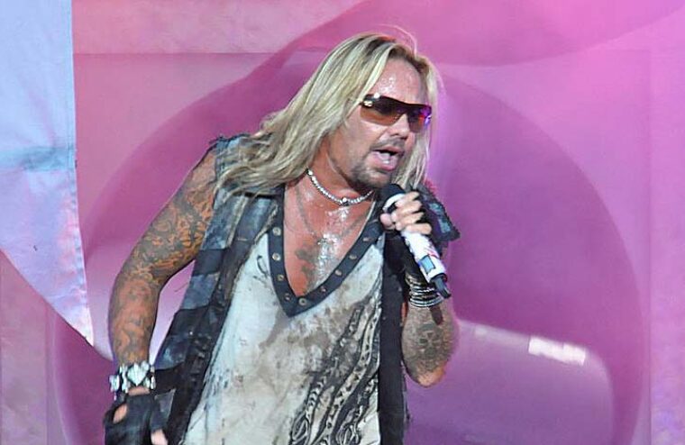 Fans Defend Vince Neil For Reading Lyrics Off Of Teleprompter