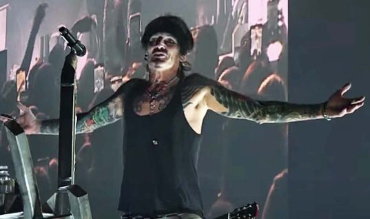 Tommy Lee Blasts Fan Who Complained About Mötley Crüe Show On The News