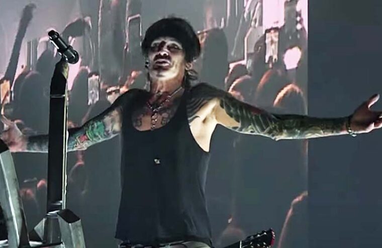 Tommy Lee Blasts Fan Who Complained About Mötley Crüe Show On The News