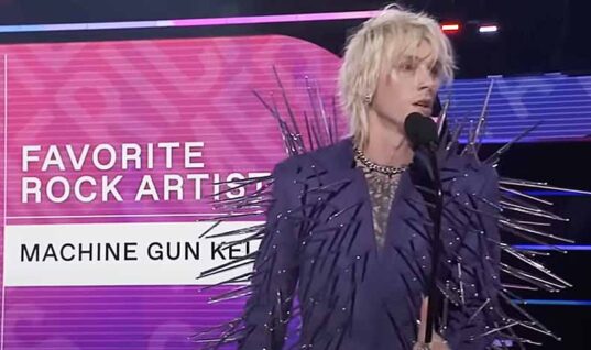 Machine Gun Kelly Takes On Critics From “Rock Community” During AMAs Speech