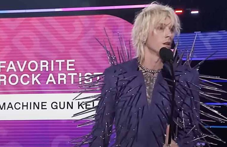 Machine Gun Kelly Takes On Critics From “Rock Community” During AMAs Speech