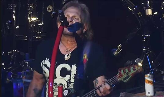 Van Halen Bassist Michael Anthony Talks About Wild David Lee Roth Moment