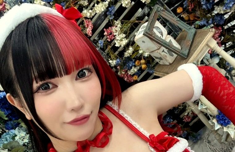 Maki Itoh Says “Merry Christmas Motherf*ckers” With Stunning Christmas Photo