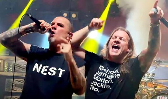 Chris Jericho Joins Pantera On Stage For “Walk” 