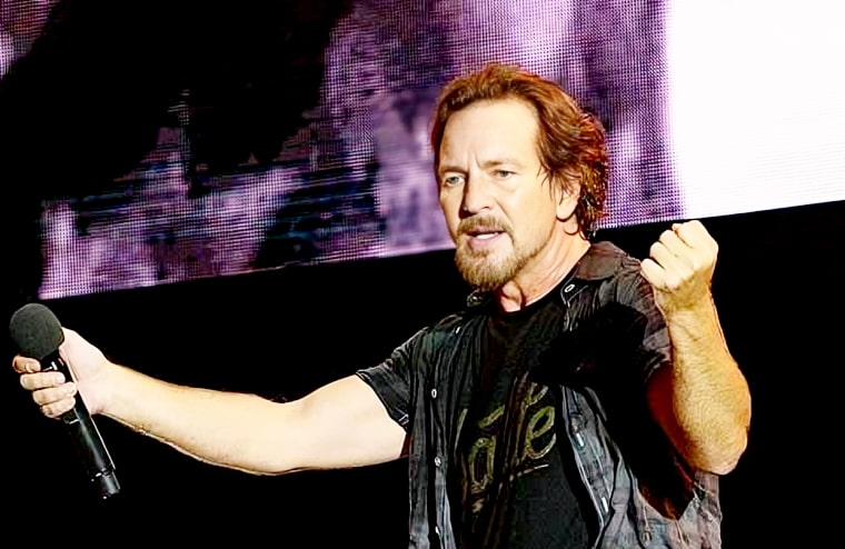 Eddie Vedder Goes Off On Kansas City Chiefs Kicker - WEB IS JERICHO