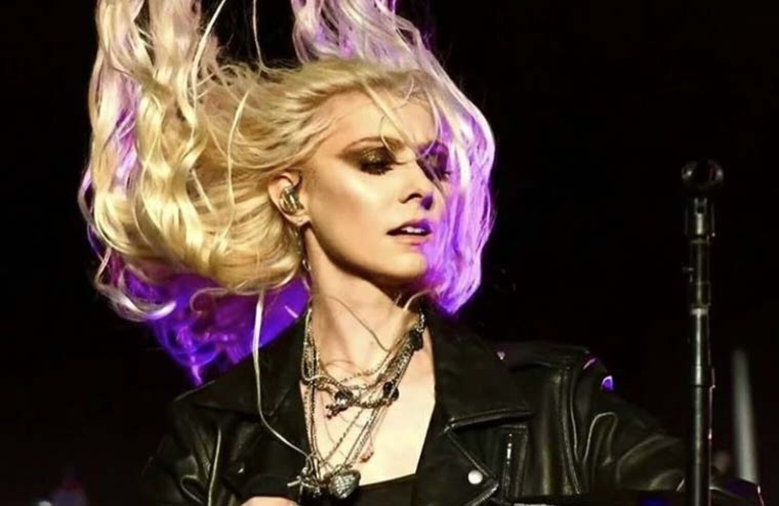 Pretty Reckless Singer Taylor Momsen Suffers Crazy Injury Opening For ...