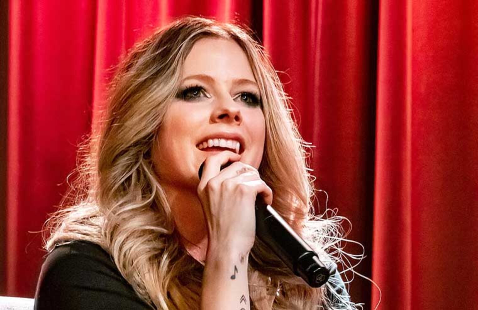 Avril Lavigne Invites Ex-Husband On Stage During Vegas Concert - WEB IS