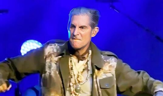 Janes Addiction Concert Ends In Onstage Fight