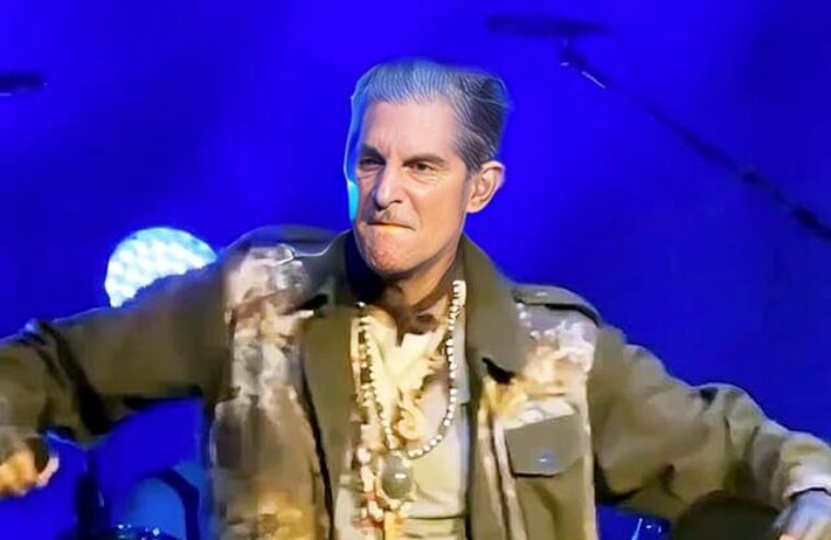 Janes Addiction Concert Ends In Onstage Fight