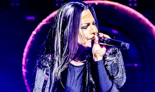 Amy Lee Joins Korn Onstage For “Freak On A Leash” (w/Video)