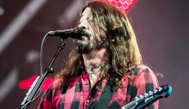 Dave Grohl Opens Up About How He Handled Passing Of Kurt Cobain
