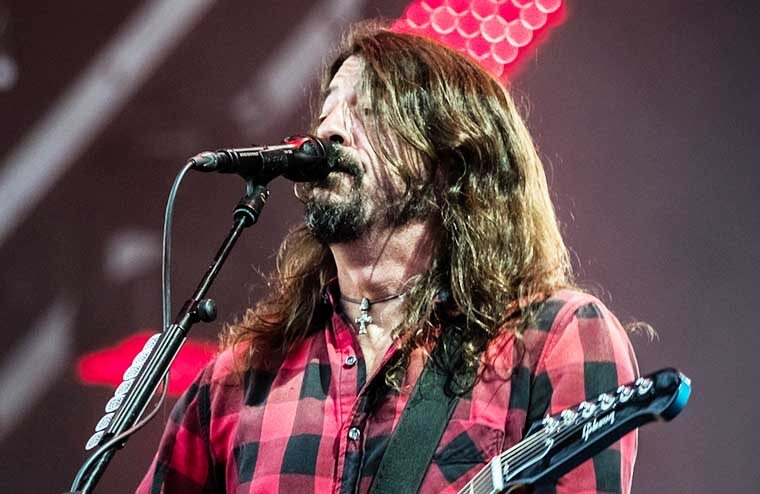 Dave Grohl Opens Up About How He Handled Passing Of Kurt Cobain