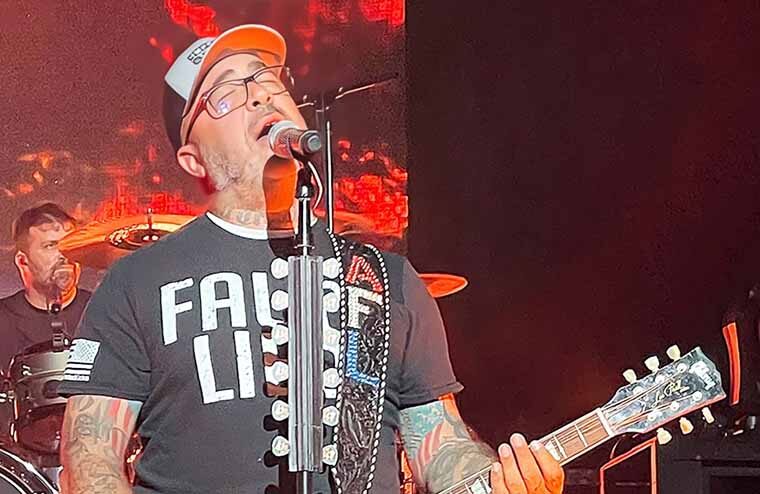 Aaron Lewis’ New Album Connected In Bizarre Way To Taylor Swift